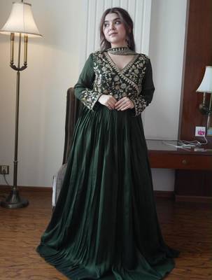Green silk blend embroidered flared gown set 3