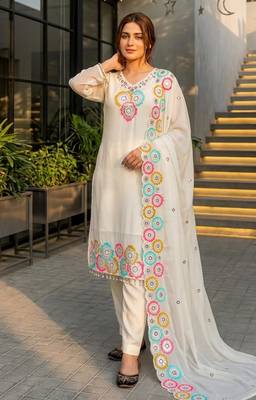 Off-white silk blend embroidered kurta set 1
