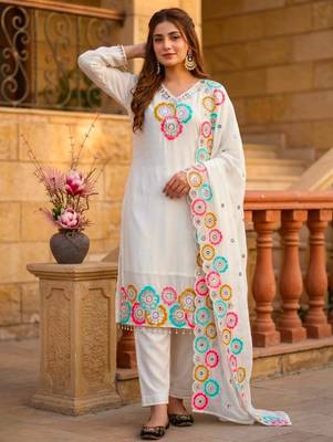 Off-white silk blend embroidered kurta set 3