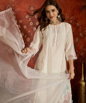 Off white embroidered silk blend 3-piece suit set 4