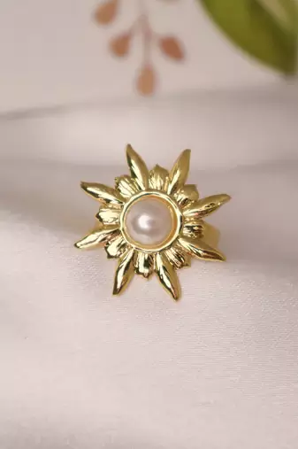 Pearl floral gold tone ring