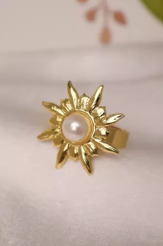 Pearl floral gold tone ring