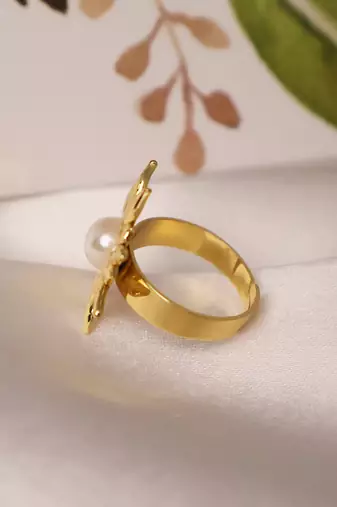 Pearl floral gold tone ring