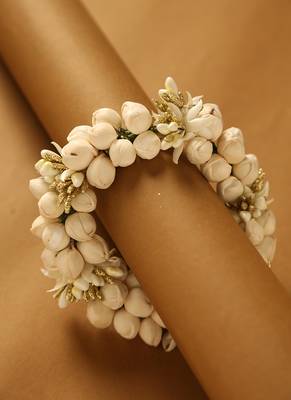 Traditional white jasmine mogra gajra hair accessory with gold touches 2