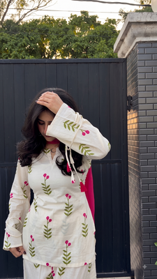 Women floral printed off-white kurti with farshi salwar and rani pink dupatta set 3