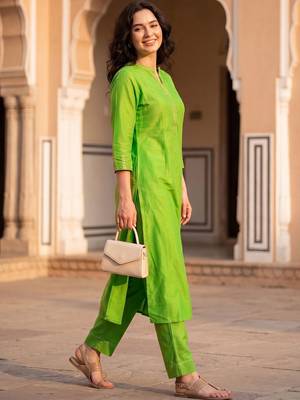 Women Regular Thread Work Kurta with Trousers 4