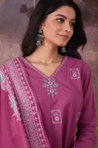 Floral Printed Regular Thread Work Pure Cotton Kurta With Trousers & Dupatta