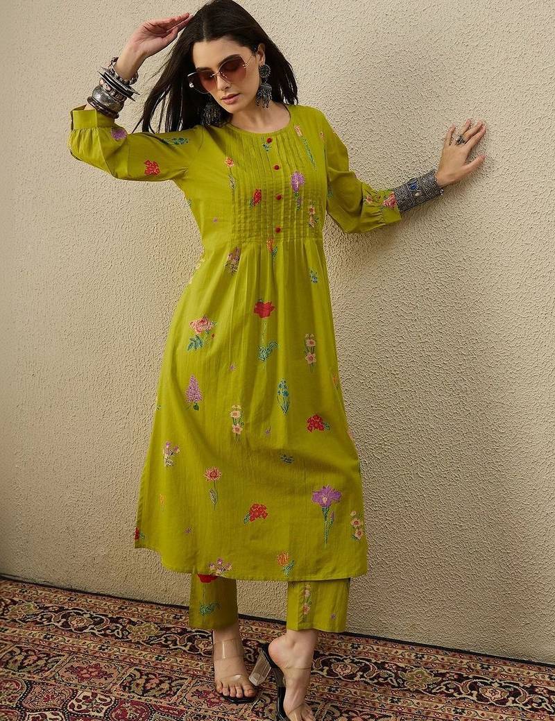 Women Floral Embroidered Regular Thread Work Pure Cotton Kurta with Trousers