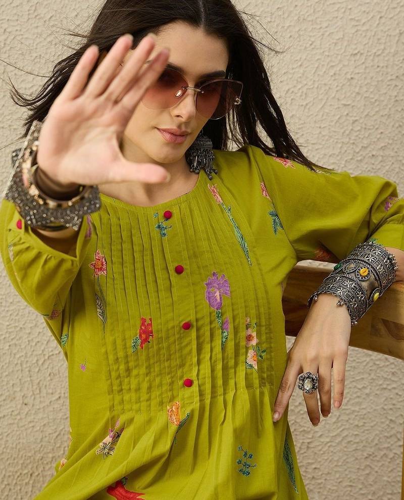 Women Floral Embroidered Regular Thread Work Pure Cotton Kurta with Trousers