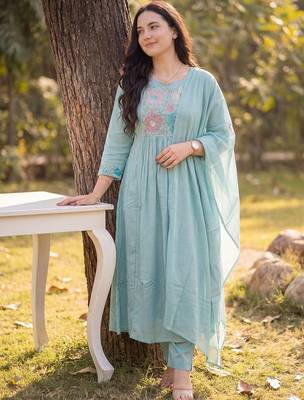 Women Floral Embroidered Thread Work Pure Cotton Kurta With Trousers & Dupatta 1