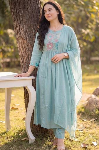 Women Floral Embroidered Thread Work Pure Cotton Kurta With Trousers & Dupatta