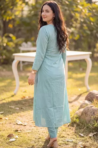 Women Floral Embroidered Thread Work Pure Cotton Kurta With Trousers & Dupatta