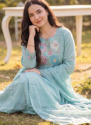 Women Floral Embroidered Thread Work Pure Cotton Kurta With Trousers & Dupatta 5