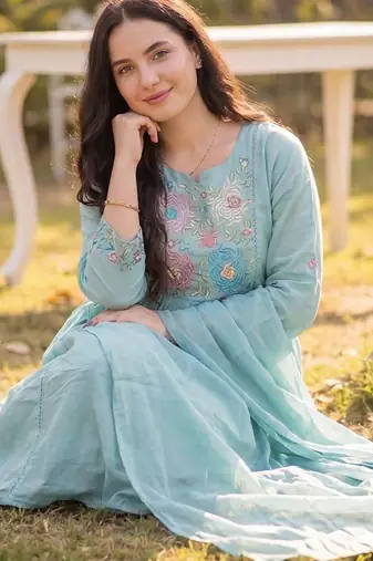 Women Floral Embroidered Thread Work Pure Cotton Kurta With Trousers & Dupatta