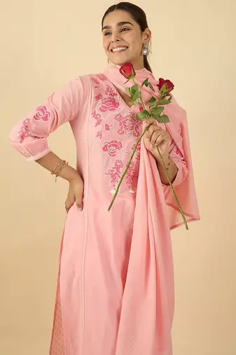 Women Floral Embroidered Panelled Thread Work Kurta with Trousers & Dupatta