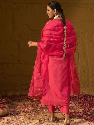 Leheriya Embroidered Thread Work Chanderi Silk Kurta With Trousers & Dupatta 3