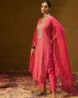Leheriya Embroidered Thread Work Chanderi Silk Kurta With Trousers & Dupatta 5