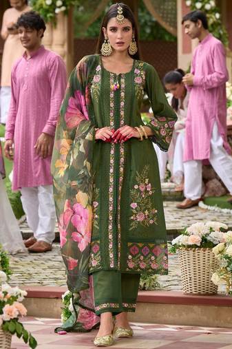 Women Floral Embroidered Panelled Thread Work Kurta with Trousers & With Dupatta