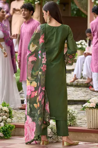 Women Floral Embroidered Panelled Thread Work Kurta with Trousers & With Dupatta