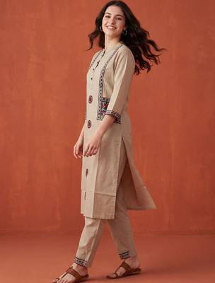Women Ethnic Motifs Embroidered Regular Thread Work Pure Cotton Kurta with Trousers 1
