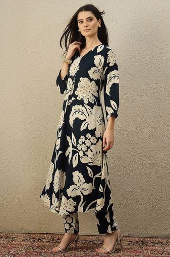 Women Floral Printed Regular Kurta with Trousers
