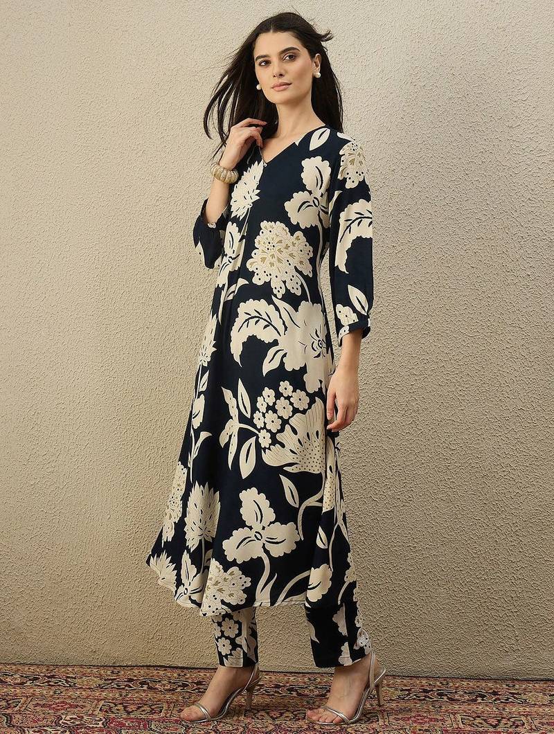 Women Floral Printed Regular Kurta with Trousers