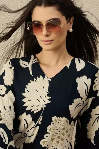 Women Floral Printed Regular Kurta with Trousers