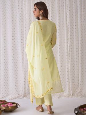 Floral Embroidered V-Neck Thread Work Pure Cotton Kurta with Trousers & Dupatta 3
