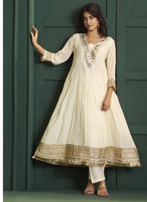 Cream chanderi printed hand embroidery kurta set with dupatta 2