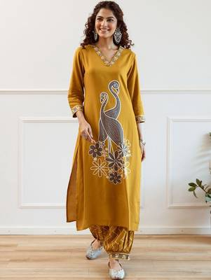 Women Embroidered Regular Beads and Stones Kurta with Trousers 1