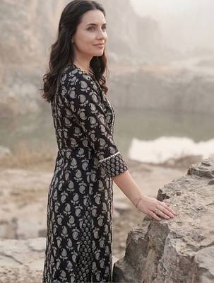Women Paisley Printed Panelled Mirror Work Pure Cotton Kurta with Trousers 4
