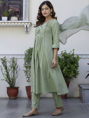 Green Floral Yoke Design V-Neck Empire Aari Work Cotton Kurta with Pyjamas & Dupatta 5