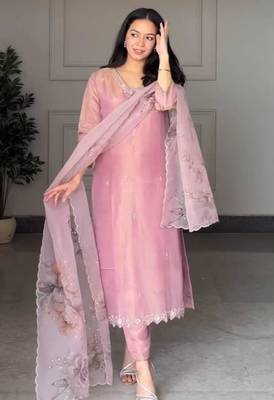 Pink crepe embroidered kurta set 1