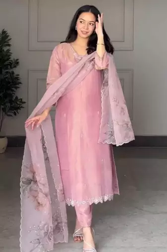 Pink crepe embroidered kurta set