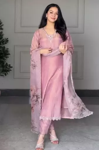 Pink crepe embroidered kurta set
