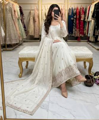 Cream silk blend embroidered flared gown set 2