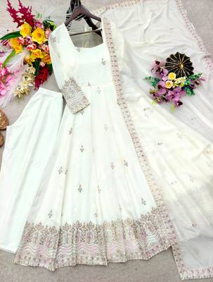 Cream silk blend embroidered flared gown set 3