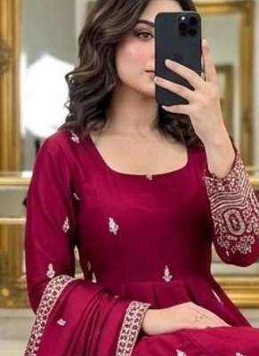 Maroon silk blend embroidered flared gown set 2