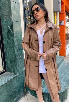 Women’s mid-length 70s-inspired leather duster coat in a burnished tan/light brown 1