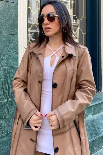 Women’s mid-length 70s-inspired leather duster coat in a burnished tan/light brown