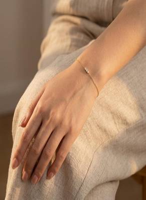 Elegant 925 Sterling Silver Bracelet with Delicate Chain and Sparkling Diamond Accent for Women’s Everyday Wear 4