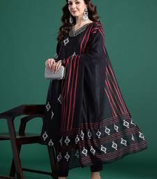 Ethnic Motifs Printed Thread Work Pure Cotton Kurta With Trousers & Dupatta