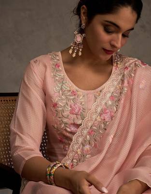 Women Floral Embroidered Regular Thread Work Kurta with Trousers & With Dupatta 2