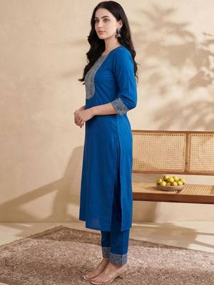 Women Ethnic Motifs Embroidered Regular Thread Work Kurta with Trousers 3