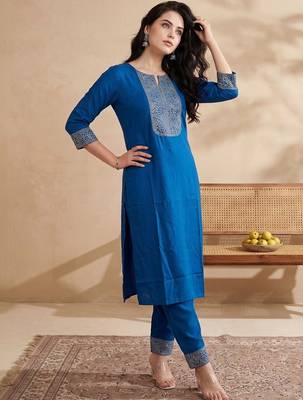 Women Ethnic Motifs Embroidered Regular Thread Work Kurta with Trousers 6