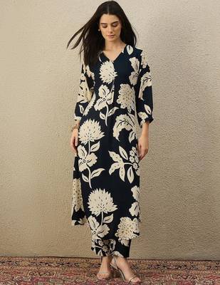 Women Floral Printed Regular Kurta with Trousers 1