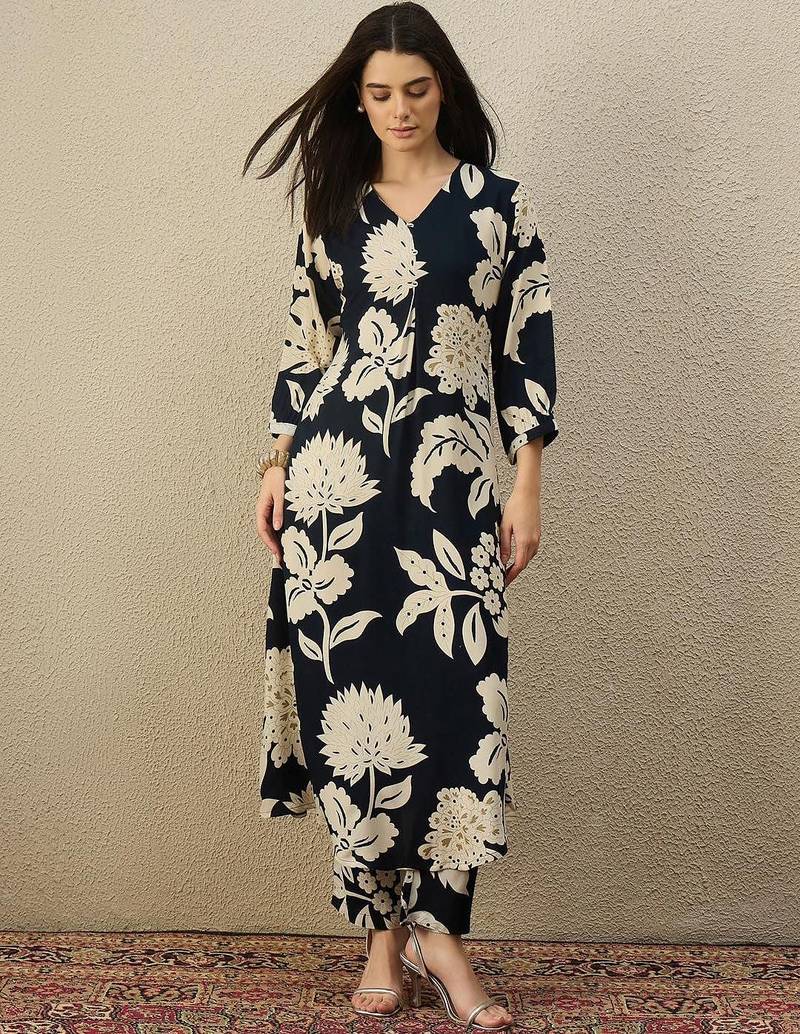 Women Floral Printed Regular Kurta with Trousers