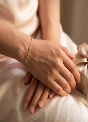 Elegant 925 Sterling Silver Bracelet with Round Crystal Accents and Delicate Gold-Plated Chain Design for Women 3
