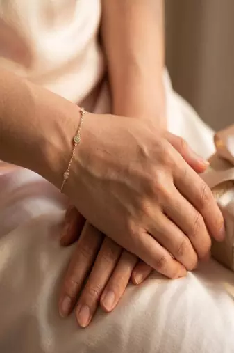Elegant 925 Sterling Silver Bracelet with Round Crystal Accents and Delicate Gold-Plated Chain Design for Women
