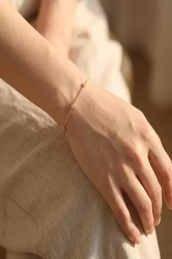 Elegant 925 Sterling Silver Bracelet with Round Crystal Accents and Delicate Gold-Plated Chain Design for Women